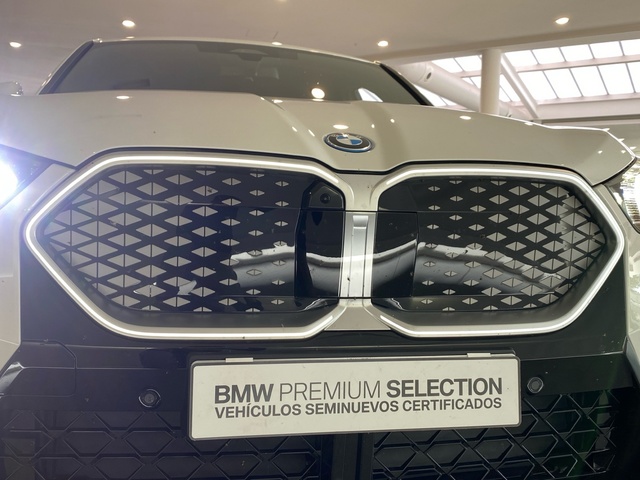 BMW iX2 eDrive20 color Blanco. Año 2025. 150KW(204CV). Eléctrico. En concesionario Motor Gorbea de Álava