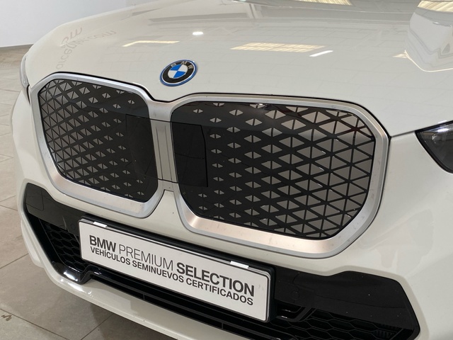 BMW iX1 eDrive20 color Blanco. Año 2025. 150KW(204CV). Eléctrico. En concesionario Burgocar (Bmw y Mini) de Burgos