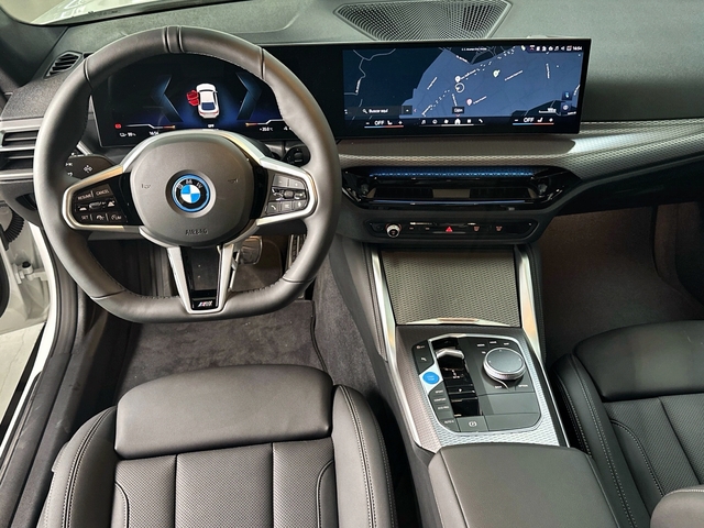 BMW i4 eDrive35 color Blanco. Año 2025. 210KW(286CV). Eléctrico. En concesionario Triocar Gijón (Bmw y Mini) de Asturias