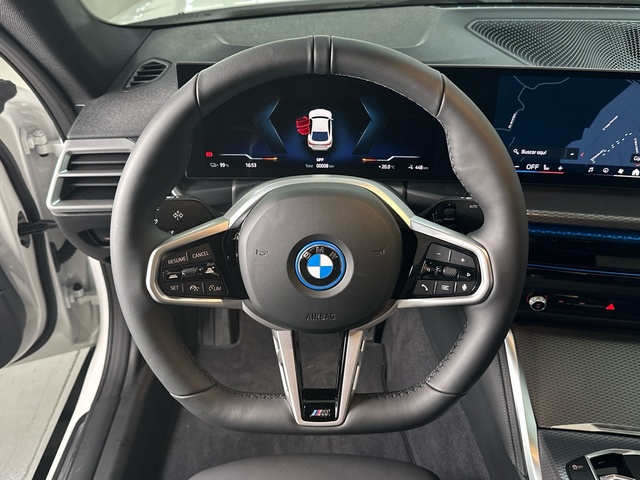 BMW i4 eDrive35 color Blanco. Año 2025. 210KW(286CV). Eléctrico. En concesionario Triocar Gijón (Bmw y Mini) de Asturias