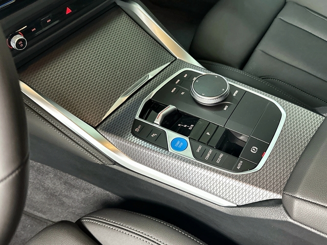 BMW i4 eDrive35 color Blanco. Año 2025. 210KW(286CV). Eléctrico. En concesionario Triocar Gijón (Bmw y Mini) de Asturias