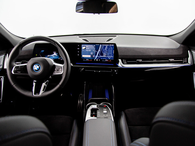 BMW iX2 eDrive20 color Verde. Año 2025. 150KW(204CV). Eléctrico. En concesionario Movil Begar Petrer de Alicante