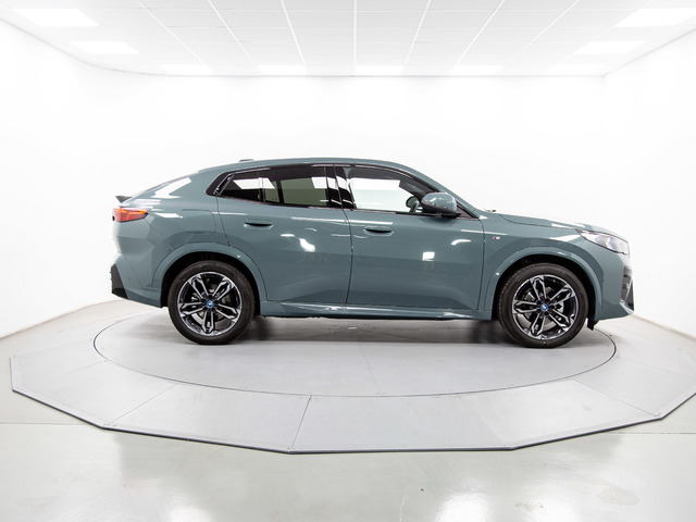 BMW iX2 eDrive20 color Verde. Año 2025. 150KW(204CV). Eléctrico. En concesionario Movil Begar Petrer de Alicante