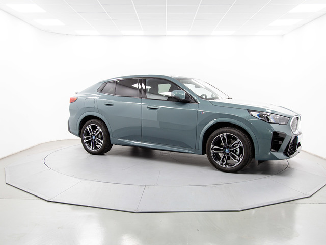 BMW iX2 eDrive20 color Verde. Año 2025. 150KW(204CV). Eléctrico. En concesionario Movil Begar Petrer de Alicante