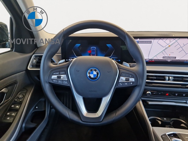BMW Serie 3 320e color Negro. Año 2025. 150KW(204CV). Híbrido Electro/Gasolina. En concesionario Movitransa Cars Huelva de Huelva