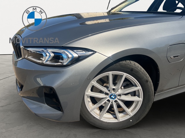 BMW Serie 3 320e color Gris. Año 2025. 150KW(204CV). Híbrido Electro/Gasolina. En concesionario Movitransa Cars Jerez de Cádiz