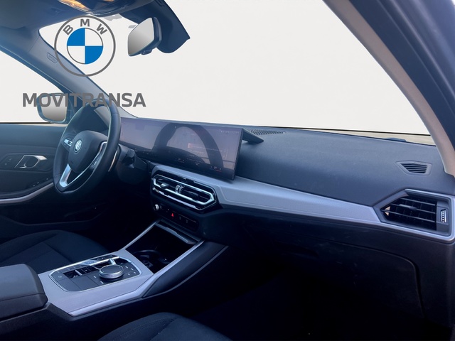 BMW Serie 3 320e color Gris. Año 2025. 150KW(204CV). Híbrido Electro/Gasolina. En concesionario Movitransa Cars Jerez de Cádiz