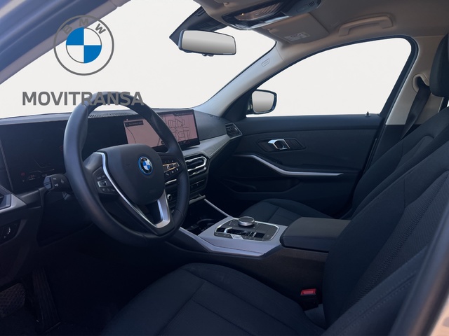 BMW Serie 3 320e color Gris. Año 2025. 150KW(204CV). Híbrido Electro/Gasolina. En concesionario Movitransa Cars Jerez de Cádiz