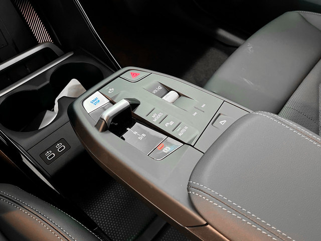 BMW iX2 eDrive20 color Gris. Año 2025. 150KW(204CV). Eléctrico. En concesionario Engasa S.A. de Valencia