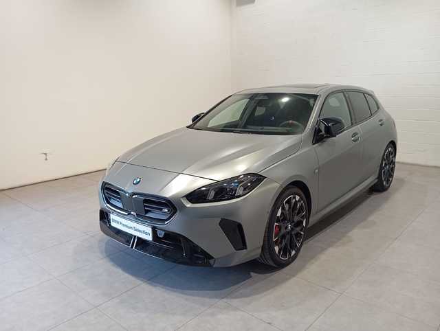 BMW Serie 1 M135i color Gris. Año 2024. 221KW(300CV). Gasolina. En concesionario Motor Munich - Terrassa - VO de Barcelona