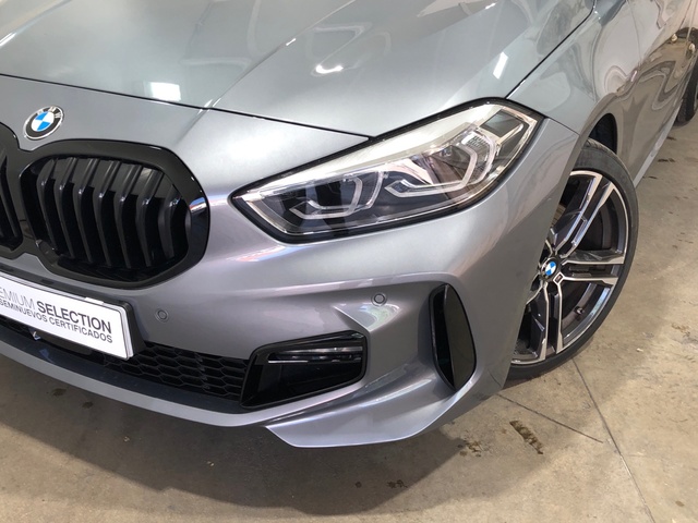 BMW Serie 1 118i color Gris. Año 2024. 103KW(140CV). Gasolina. En concesionario Movilnorte El Carralero de Madrid