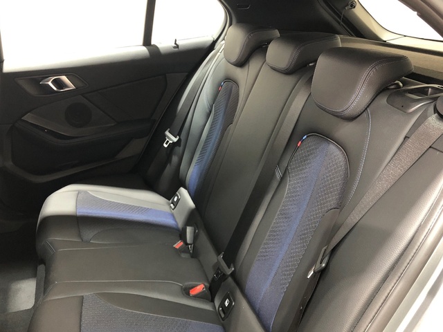 BMW Serie 1 118i color Gris. Año 2024. 103KW(140CV). Gasolina. En concesionario Movilnorte El Carralero de Madrid