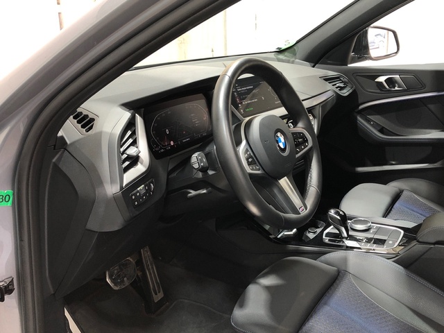 BMW Serie 1 118i color Gris. Año 2024. 103KW(140CV). Gasolina. En concesionario Movilnorte El Carralero de Madrid