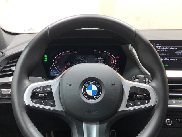 BMW Serie 1 118i color Gris. Año 2024. 103KW(140CV). Gasolina. En concesionario Movilnorte El Carralero de Madrid