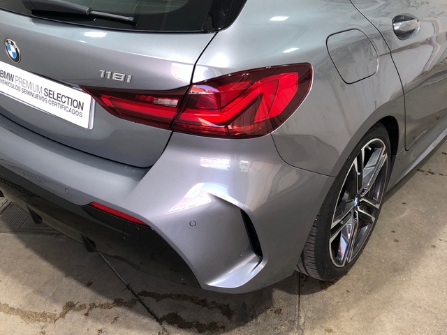BMW Serie 1 118i color Gris. Año 2024. 103KW(140CV). Gasolina. En concesionario Movilnorte El Carralero de Madrid