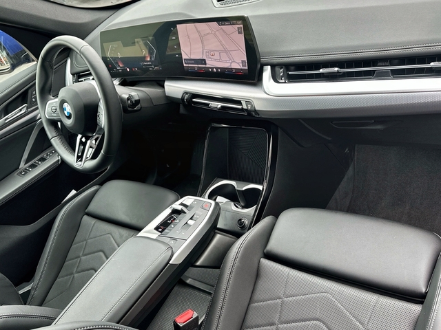 BMW X1 sDrive18d color Azul. Año 2024. 110KW(150CV). Diésel. En concesionario Triocar Gijón (Bmw y Mini) de Asturias