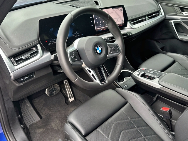 BMW X1 sDrive18d color Azul. Año 2024. 110KW(150CV). Diésel. En concesionario Triocar Gijón (Bmw y Mini) de Asturias