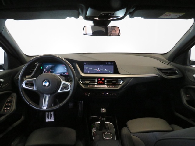 BMW Serie 1 118d color Gris. Año 2023. 110KW(150CV). Diésel. En concesionario Lugauto S.A. de Lugo