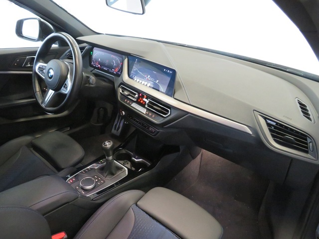 BMW Serie 1 118d color Gris. Año 2023. 110KW(150CV). Diésel. En concesionario Lugauto S.A. de Lugo