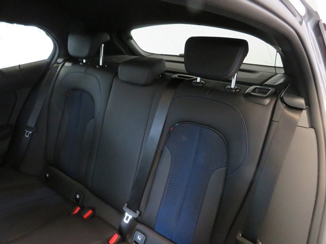 BMW Serie 1 118d color Gris. Año 2023. 110KW(150CV). Diésel. En concesionario Lugauto S.A. de Lugo