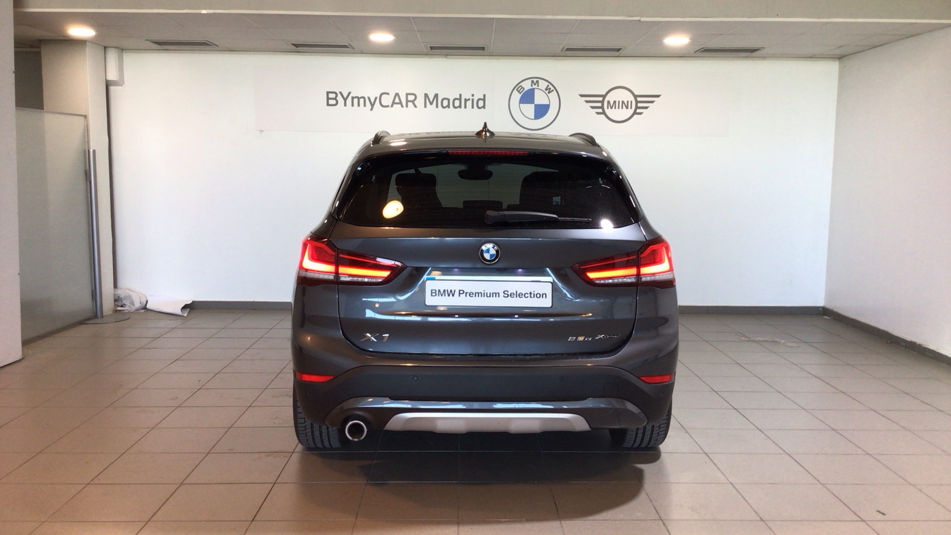 BMW X1 xDrive25e color Gris. Año 2021. 162KW(220CV). Híbrido Electro/Gasolina. En concesionario BYmyCAR Madrid - Alcalá de Madrid
