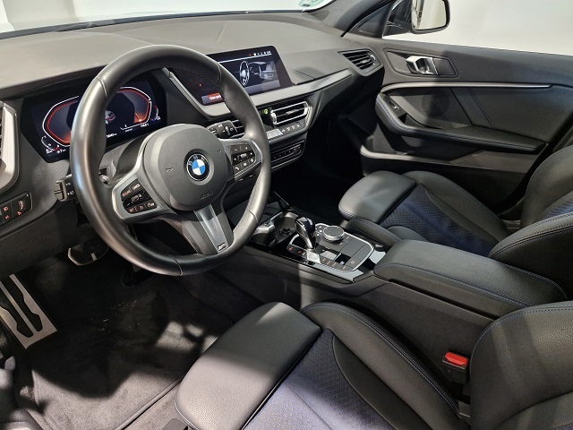 BMW Serie 1 118d color Negro. Año 2024. 110KW(150CV). Diésel. En concesionario Movitransa Cars Huelva de Huelva