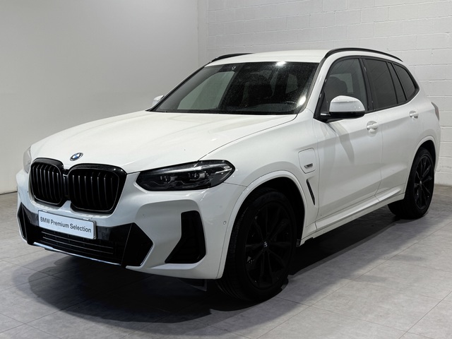 BMW X3 xDrive30e color Blanco. Año 2022. 215KW(292CV). Híbrido Electro/Gasolina. En concesionario Motor Munich - Terrassa - VO de Barcelona