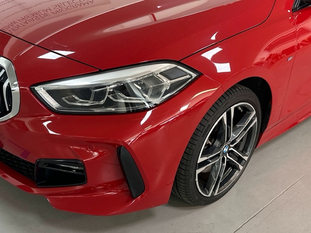 BMW Serie 1 118i color Rojo. Año 2021. 103KW(140CV). Gasolina. En concesionario Triocar Gijón (Bmw y Mini) de Asturias
