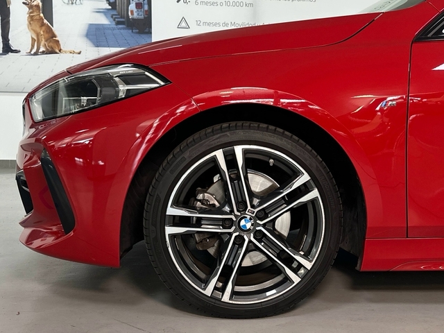 BMW Serie 1 118i color Rojo. Año 2021. 103KW(140CV). Gasolina. En concesionario Triocar Gijón (Bmw y Mini) de Asturias
