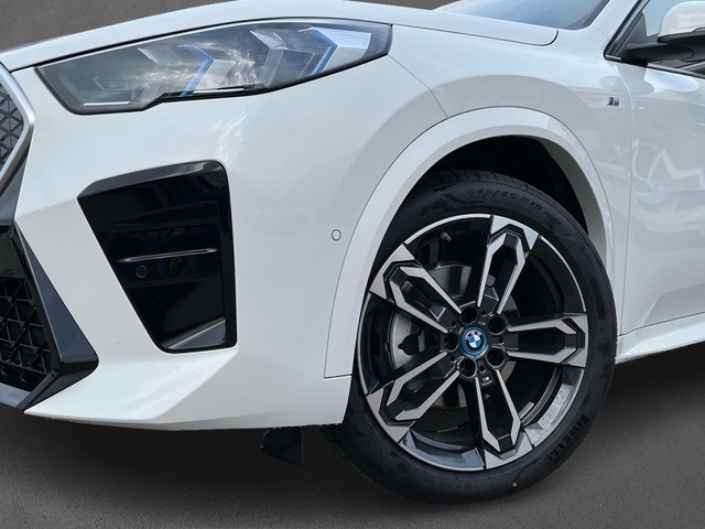 BMW iX2 eDrive20 color Blanco. Año 2025. 150KW(204CV). Eléctrico. En concesionario CARTAGENA PREMIUM S.L. de Murcia