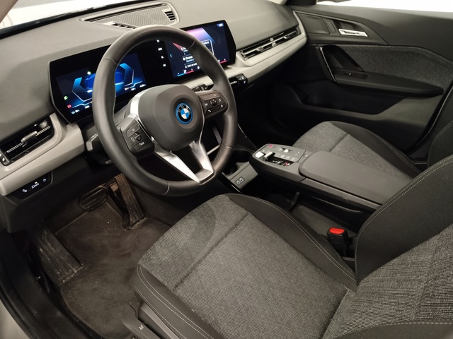 BMW iX1 eDrive20 color Gris Plata. Año 2025. 150KW(204CV). Eléctrico. En concesionario Autoberón de La Rioja