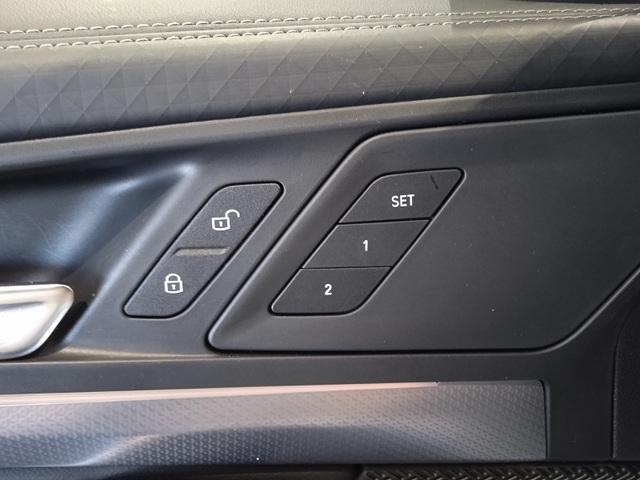 BMW X2 sDrive18d color Negro. Año 2024. 110KW(150CV). Diésel. En concesionario ALBAMOCION CIUDAD REAL  de Ciudad Real
