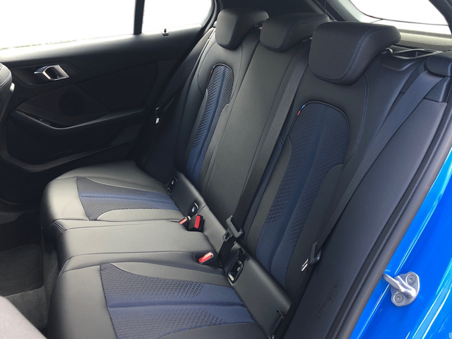 BMW Serie 1 118d color Azul. Año 2024. 110KW(150CV). Diésel. En concesionario Momentum S.A. de Madrid