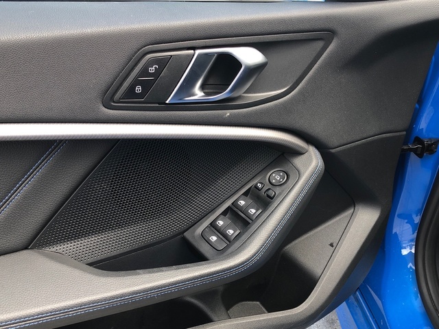 BMW Serie 1 118d color Azul. Año 2024. 110KW(150CV). Diésel. En concesionario Momentum S.A. de Madrid