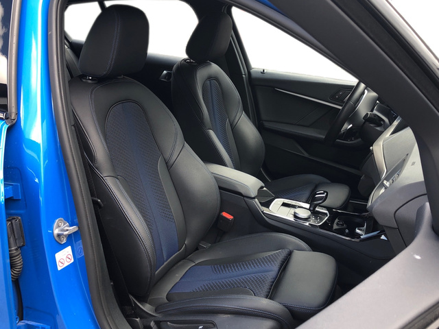 BMW Serie 1 118d color Azul. Año 2024. 110KW(150CV). Diésel. En concesionario Momentum S.A. de Madrid