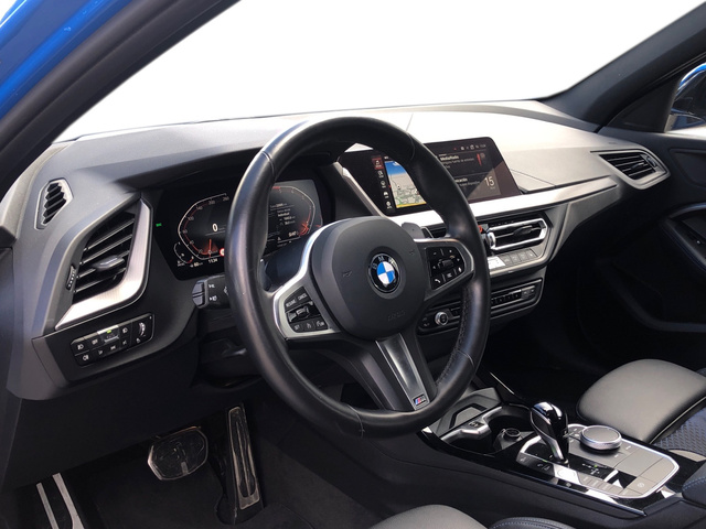 BMW Serie 1 118d color Azul. Año 2024. 110KW(150CV). Diésel. En concesionario Momentum S.A. de Madrid