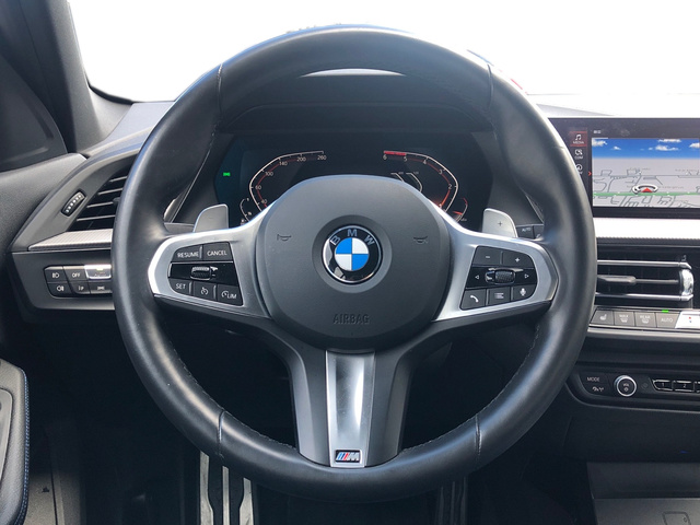 BMW Serie 1 118d color Azul. Año 2024. 110KW(150CV). Diésel. En concesionario Momentum S.A. de Madrid
