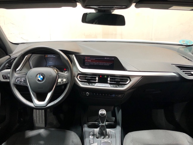 BMW Serie 1 118d color Blanco. Año 2021. 110KW(150CV). Diésel. En concesionario Movilnorte El Carralero de Madrid