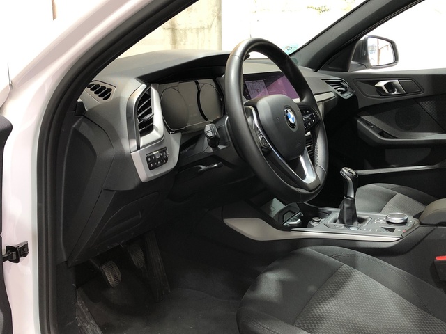 BMW Serie 1 118d color Blanco. Año 2021. 110KW(150CV). Diésel. En concesionario Movilnorte El Carralero de Madrid