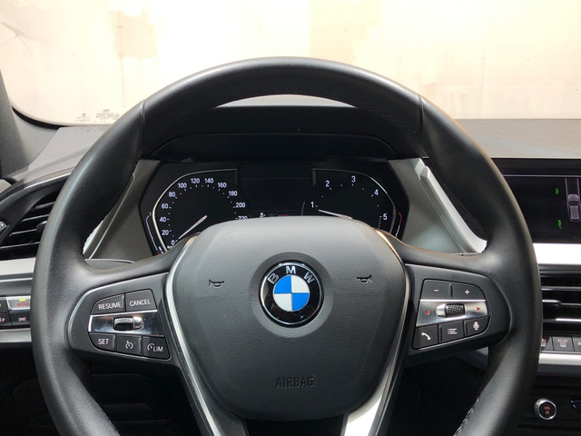 BMW Serie 1 118d color Blanco. Año 2021. 110KW(150CV). Diésel. En concesionario Movilnorte El Carralero de Madrid
