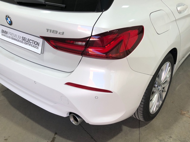 BMW Serie 1 118d color Blanco. Año 2021. 110KW(150CV). Diésel. En concesionario Movilnorte El Carralero de Madrid