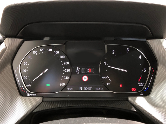 BMW Serie 1 118d color Blanco. Año 2021. 110KW(150CV). Diésel. En concesionario Movilnorte El Carralero de Madrid