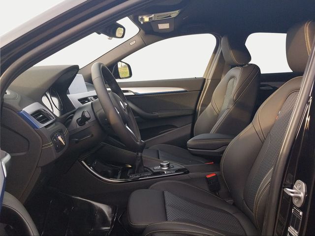 BMW X2 sDrive16d color Negro. Año 2024. 85KW(116CV). Diésel. En concesionario San Rafael Motor, S.L. de Córdoba