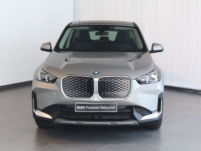BMW iX1 eDrive20 color Gris Plata. Año 2024. 150KW(204CV). Eléctrico. En concesionario Pruna Motor de Barcelona