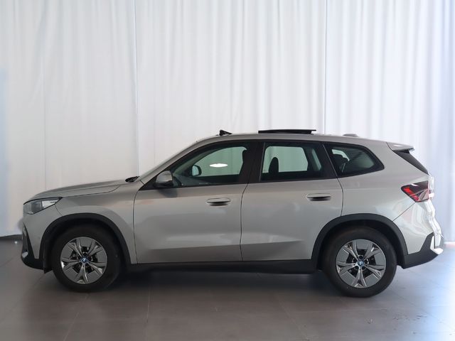 BMW iX1 eDrive20 color Gris Plata. Año 2024. 150KW(204CV). Eléctrico. En concesionario Pruna Motor de Barcelona