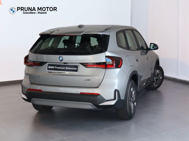 BMW iX1 eDrive20 color Gris Plata. Año 2024. 150KW(204CV). Eléctrico. En concesionario Pruna Motor de Barcelona