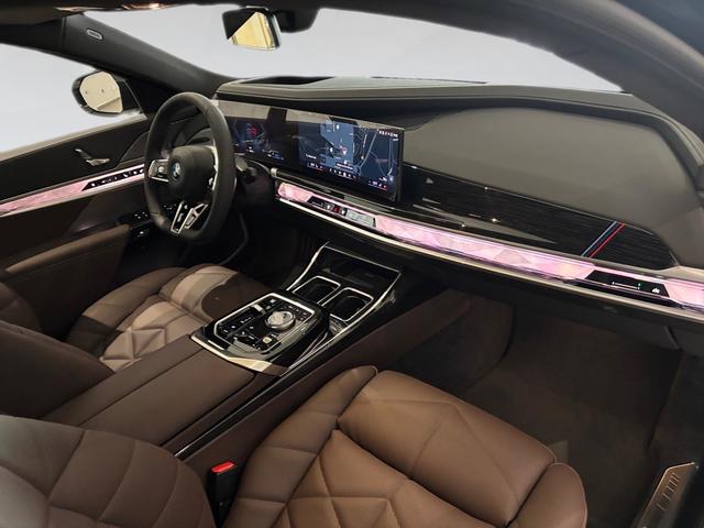 BMW Serie 7 750e color Negro. Año 2025. 360KW(489CV). Híbrido Electro/Gasolina. En concesionario Automotor Costa, S.L.U. de Almería