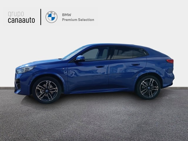 BMW iX2 eDrive20 color Azul. Año 2024. 150KW(204CV). Eléctrico. En concesionario TACO de Sta. C. Tenerife