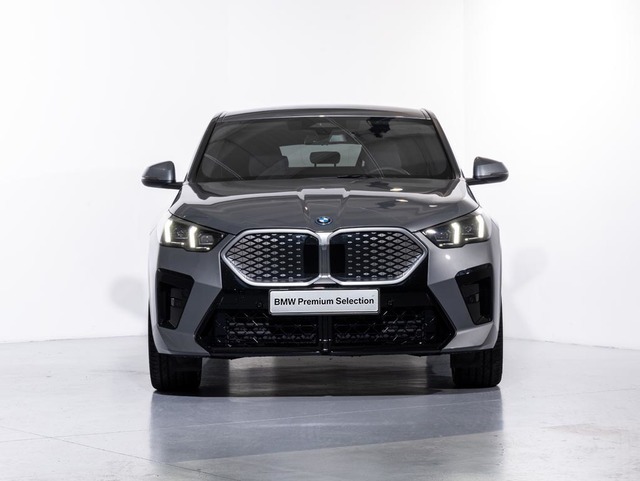BMW iX2 xDrive30 color Gris. Año 2024. 230KW(313CV). Eléctrico. En concesionario Oliva Motor Girona de Girona