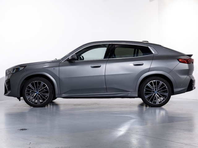 BMW iX2 xDrive30 color Gris. Año 2024. 230KW(313CV). Eléctrico. En concesionario Oliva Motor Girona de Girona